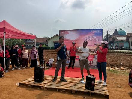 TELKOMSEL HADIR MENYAPA WARGA BADAMITA MELALUI JALAN SEHAT